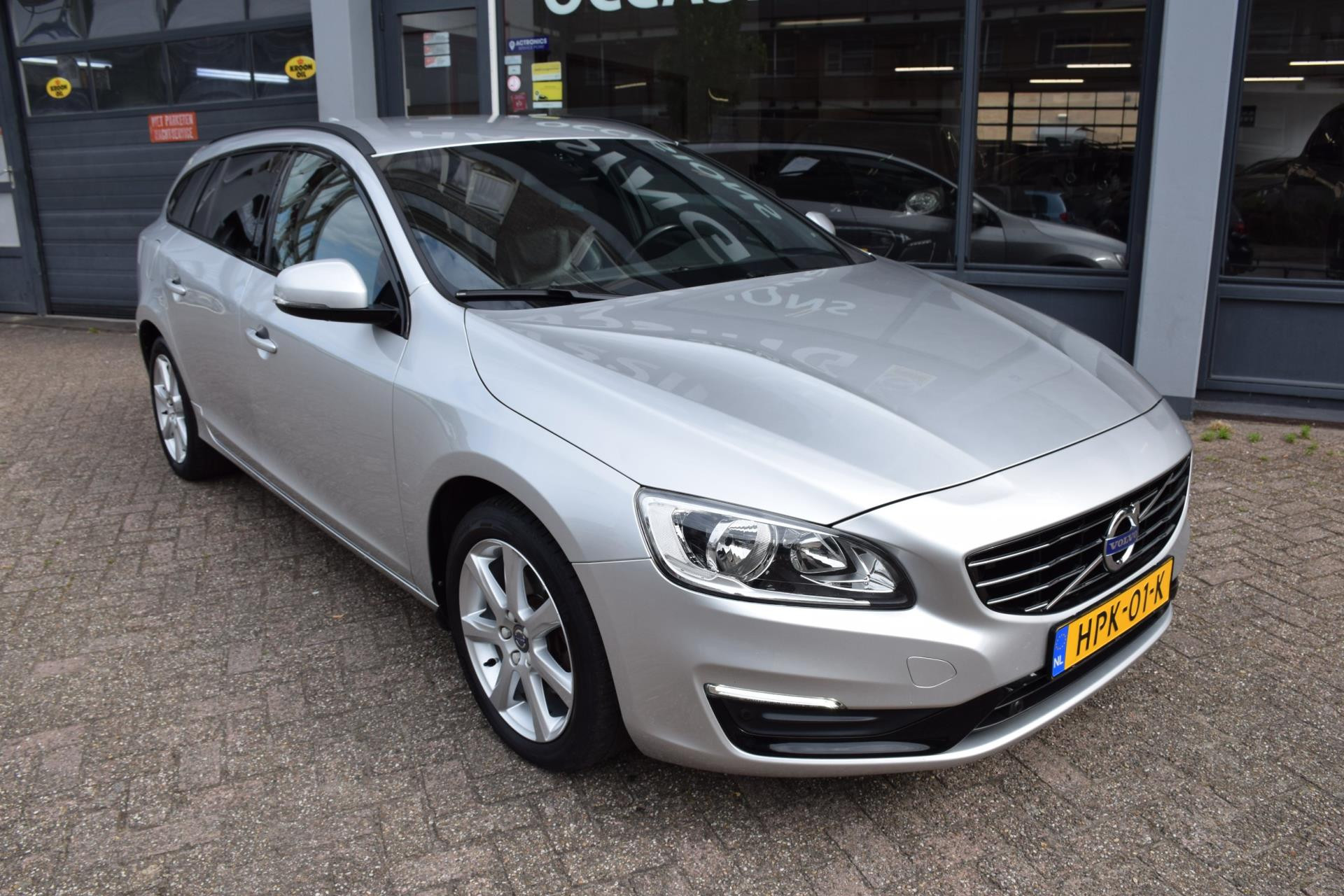 Volvo V60 1.5 T2 Kinetic , Automaat, Navi, PDC voor-achter, Sport lederen stoelen , Cruise contr. Radio-CD, Stoelverwarming. 45405143-0.jpg | Autobedrijf Hassing